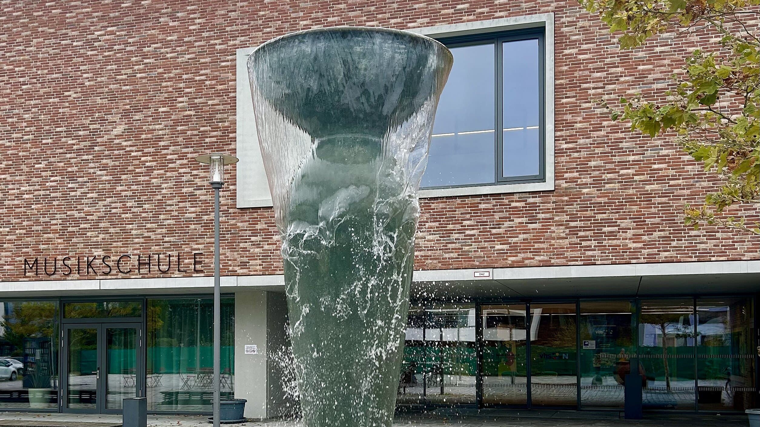 Vorderansicht der Musskchule Unterföhring