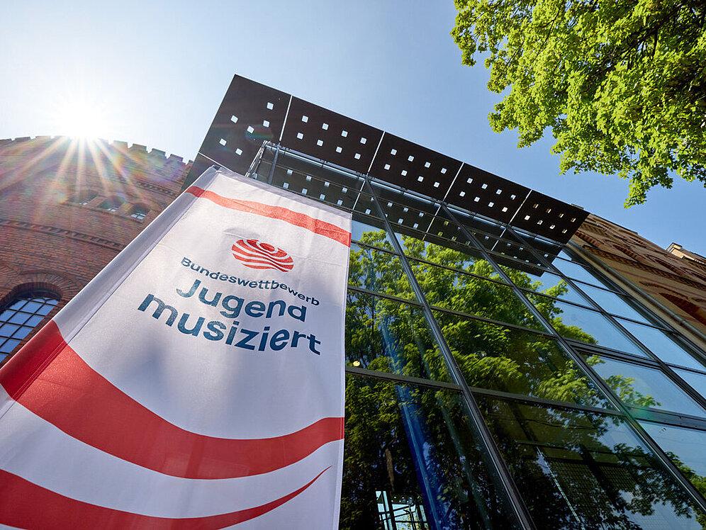 Jugend musiziert-Fahne vor einer Häuserfront