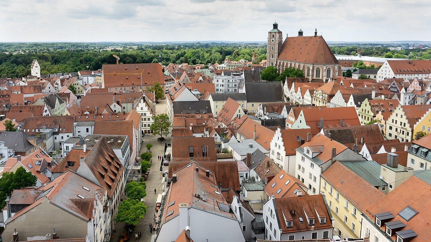 zeigt ein Bild der Stadt über die Dächer hinweg auf das Münster