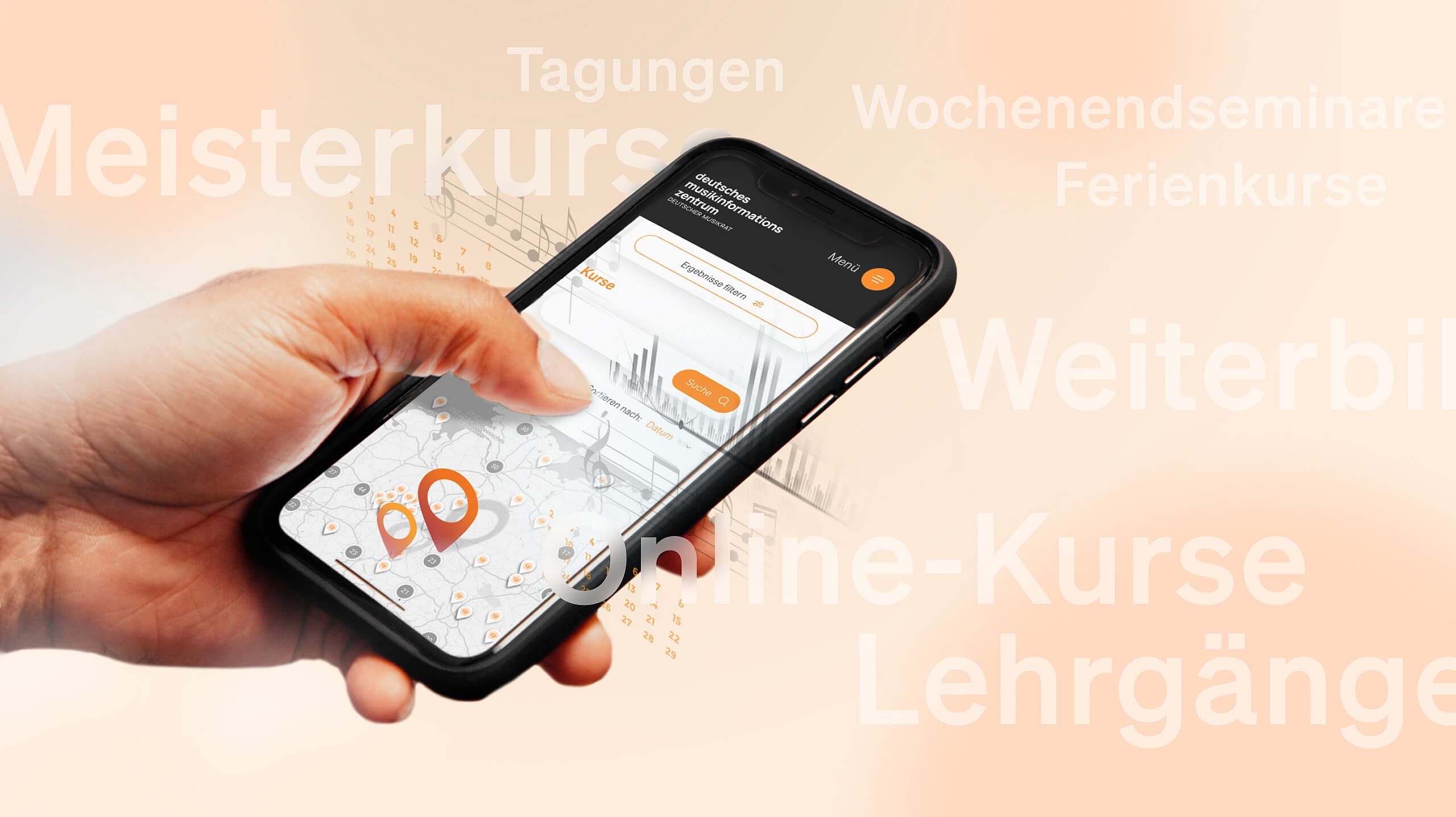 Hand mit Smartphone, die eine Vorschau auf das Kursportal zeigt.