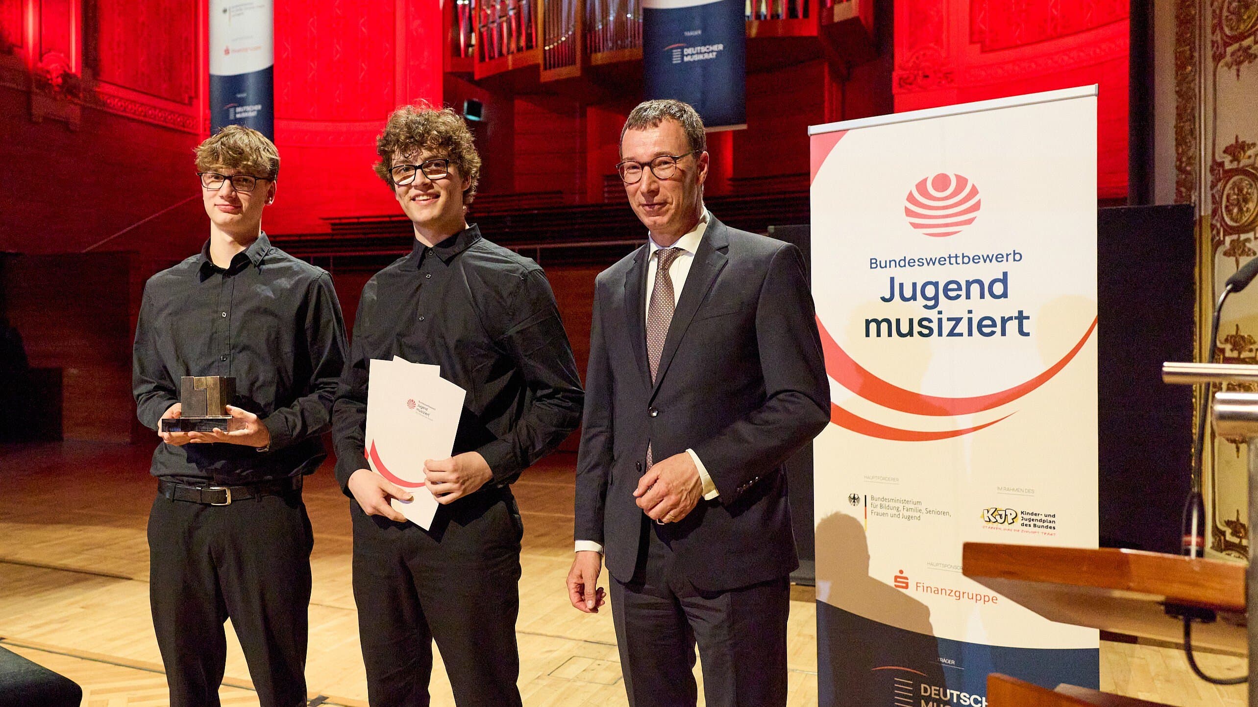 Übergabe der Preisskulptur und der Urkunden an das Gitarren-Duo