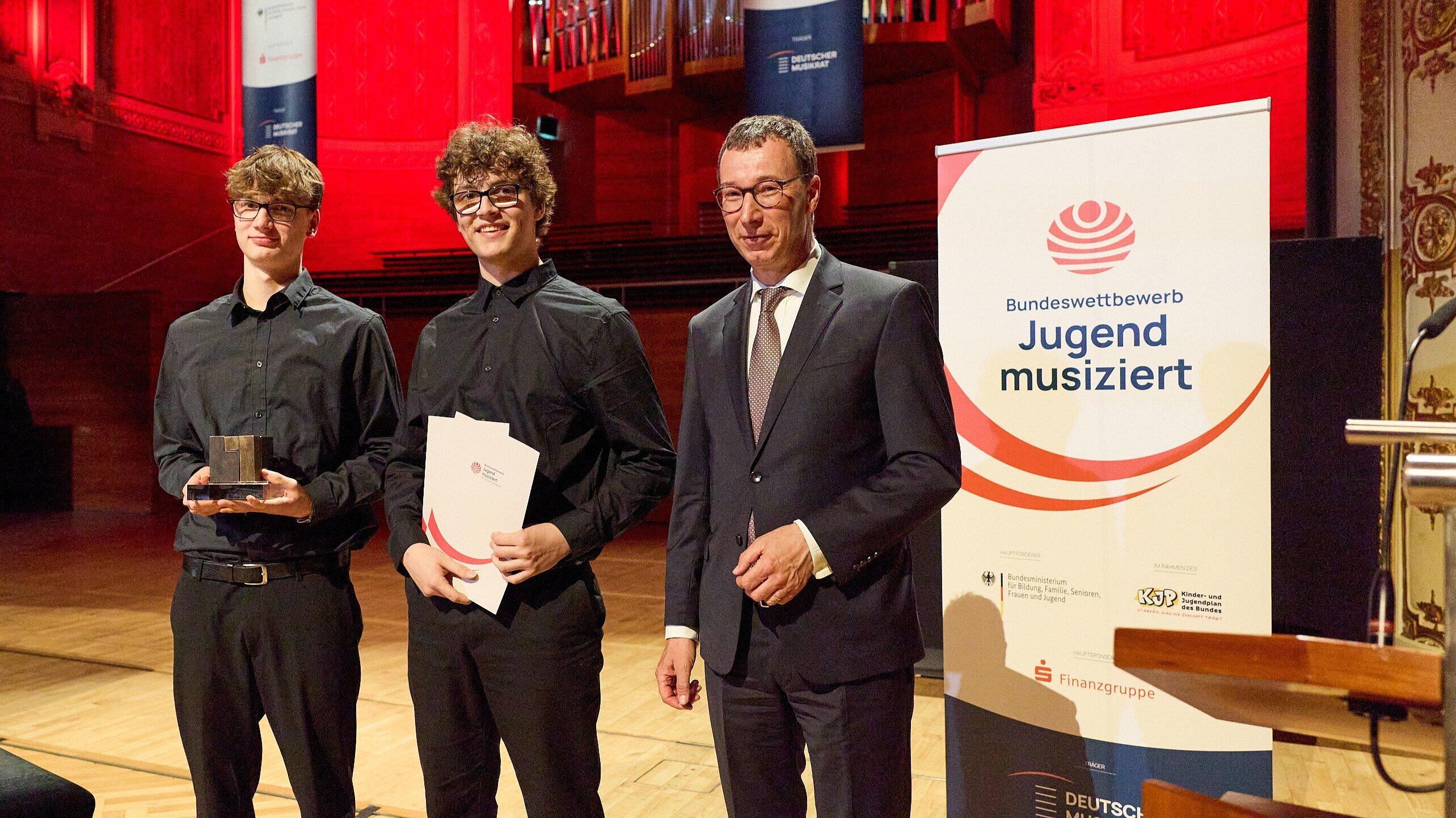 Übergabe der Preisskulptur und der Urkunden an das Gitarren-Duo